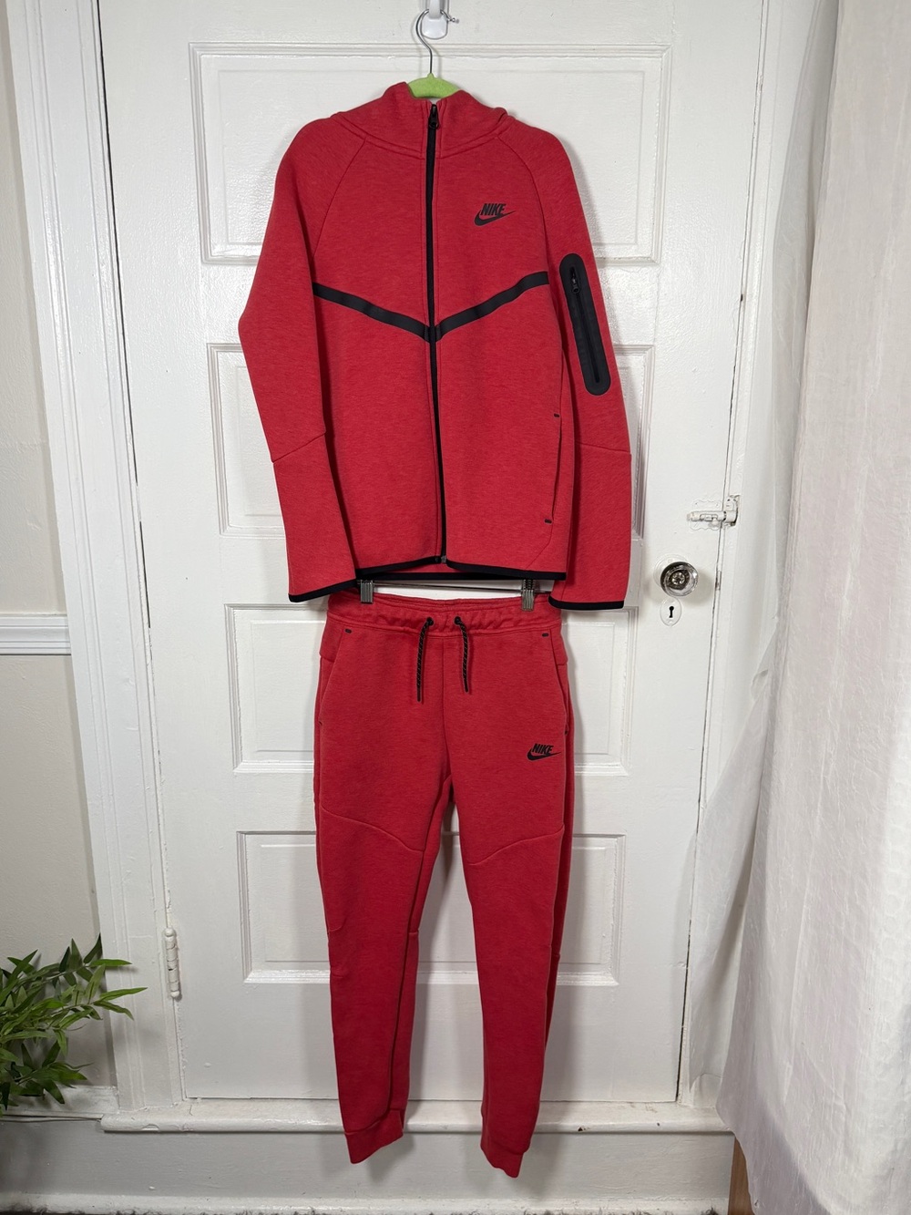 Nike Boys Red Tech Fleece Full Zip Hoodie & Joggers Sweatpants Matching Set Lg